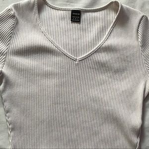 white basic cropped tee v neck